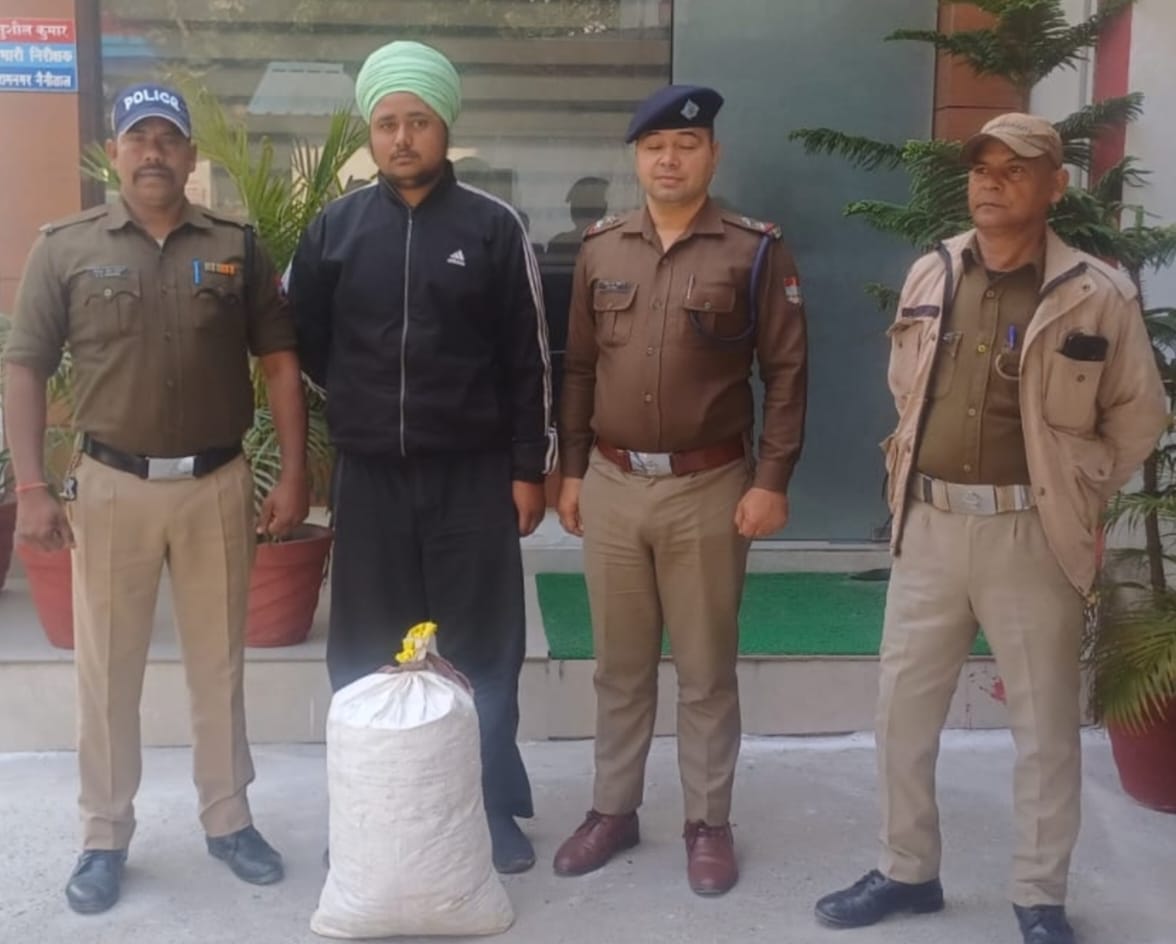 रामनगर में 9.846 किलो गांजे के साथ युवक गिरफ्तार, बिना नंबर बाइक से कर रहा था तस्करी